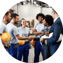 Groupe de personnes, certaines tenant un casque de chantier, discutant du dimensionnement pour la conception et l'amélioration des processus et procédés industriels