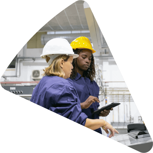 Deux personnes portant un casque de chantier en train de consulter une solution de gestion de l'énergie.